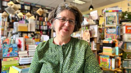 Oksana Kovalenko-Grimm betreibt in Lankwitz eine besondere Buchhandlung: Vor allem Titel unabhängiger Verlage liegen aus – und Kuchen und Kaffee gibt es auf den nur 40 Quadratmetern auch.