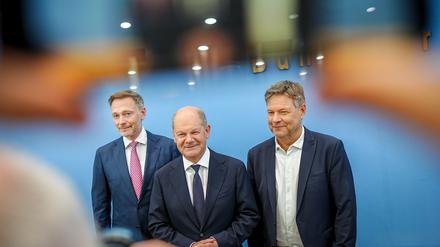Bundeskanzler Olaf Scholz (SPD, M), Robert Habeck (r, Bündnis 90/Die Grünen), Bundesminister für Wirtschaft und Klimaschutz, und Christian Lindner (FDP), Bundesminister der Finanzen, nehmen an einer Pressekonferenz zum Haushaltsplan 2025 teil. Die Koalitionsparteien haben sich auf einen Entwurf zum Haushalt geeinigt. +++ dpa-Bildfunk +++