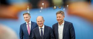 Bundeskanzler Olaf Scholz (SPD, M), Robert Habeck (r, Bündnis 90/Die Grünen), Bundesminister für Wirtschaft und Klimaschutz, und Christian Lindner (FDP), Bundesminister der Finanzen, nehmen an einer Pressekonferenz zum Haushaltsplan 2025 teil. Die Koalitionsparteien haben sich auf einen Entwurf zum Haushalt geeinigt. +++ dpa-Bildfunk +++