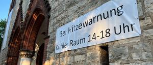 Die Lankwitzer Dreifaltigkeitskirche ist offiziell ein „kühler Ort“: An Tagen über 30 Grad wird die Kirche am Nachmittag geöffnet – dann stehen Liegestühle im Kirchenschiff.