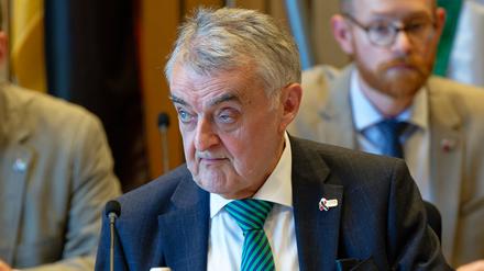 Herbert Reul, Innenminister des Landes Nordrhein-Westfalen (CDU), sitzt im Landtag in einem Sitzungssaal.  