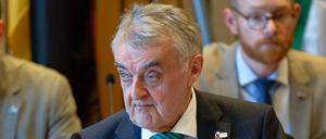 Herbert Reul, Innenminister des Landes Nordrhein-Westfalen (CDU), sitzt im Landtag in einem Sitzungssaal.