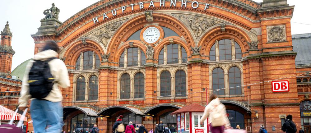 Wegen eines Kabelschadens können Züge von und nach Hamburg nicht über den Bremer Hauptbahnhof fahren. (Archivbild)