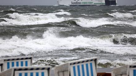 Aufgewühlte Ostsee vor Warnemünde.