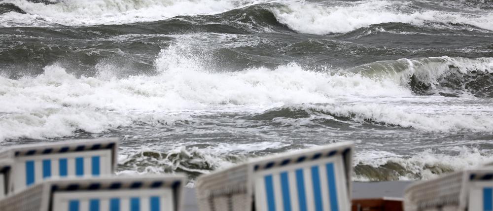 Aufgewühlte Ostsee vor Warnemünde.