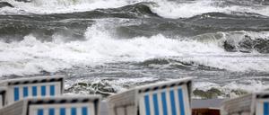 Aufgewühlte Ostsee vor Warnemünde.