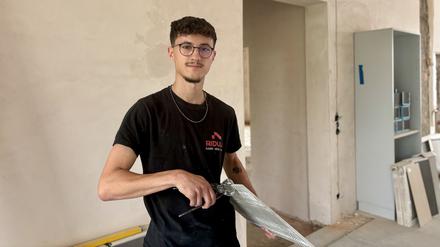 Mick J. (18 Jahre), 3. Lehrjahr, von seiner Ausbildung als Fliesen-, Platten-, und Mosaikleger bei der Ridula GmbH in Treptow-Köpenick.