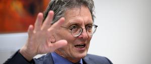 ARCHIV - 06.12.2023, Berlin: Christian Gaebler (SPD), Berliner Senator für Stadtentwicklung, Bauen und Wohnen, sitzt bei einem Gespräch mit der Deutschen Presse-Agentur dpa in seinem Büro in der Senatsverwaltung in Wilmersdorf. (zu dpa: «Gaebler nennt Vorgehen von Vonovia «unfreundlichen Akt»») Foto: Bernd von Jutrczenka/dpa +++ dpa-Bildfunk +++