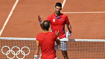 Novak Djokovic und Rafael Nadal nach dem Match.