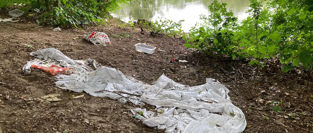 Zustände am und um das Ufer des Berlin-Spandauer-Verbindungskanals im direkten Umfeld der Flüchtlingsunterkunft auf dem ehemaligen Flughafengelände Tegel.