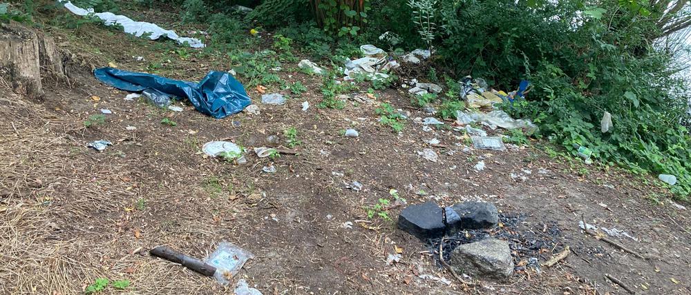 Zustände am und um das Ufer des Berlin-Spandauer-Verbindungskanals im direkten Umfeld der Flüchtlingsunterkunft auf dem ehemaligen Flughafengelände Tegel.