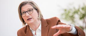 Die saarländische Ministerpräsidentin beklagt Missbrauch des Bürgergeldes bei paralleler Schwarzarbeit.