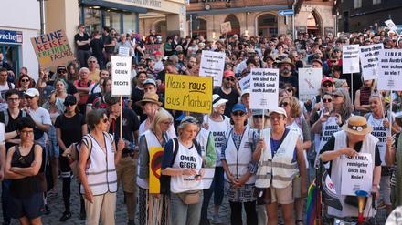 Das Bündnis „Marburg gegen Rechts“ hat am Marktplatz zu einem Demonstrationszug gegen den Besuch von Rechtsextremist M. Sellner aufgerufen. 