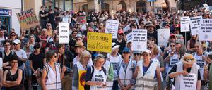Das Bündnis „Marburg gegen Rechts“ hat am Marktplatz zu einem Demonstrationszug gegen den Besuch von Rechtsextremist M. Sellner aufgerufen. 
