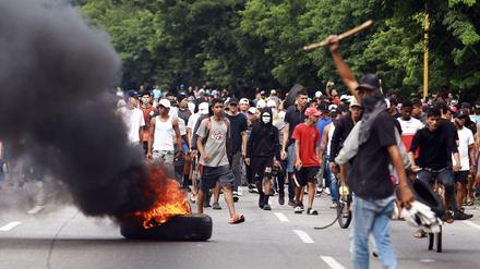 Demonstrators set a barricade on fire during a protest against Venezuelan President Nicolas Maduro's government in Valencia, Carabobo state, Venezuela on July 29, 2024, a day after the Venezuelan presidential election. Protests erupted in parts of Caracas Monday against the re-election victory claimed by Venezuelan President Nicolas Maduro but disputed by the opposition and questioned internationally, AFP journalists observed. (Photo by Juan Carlos HERNANDEZ / AFP)