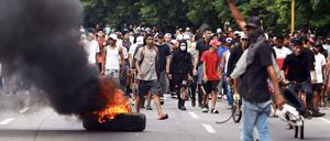 Demonstrators set a barricade on fire during a protest against Venezuelan President Nicolas Maduro's government in Valencia, Carabobo state, Venezuela on July 29, 2024, a day after the Venezuelan presidential election. Protests erupted in parts of Caracas Monday against the re-election victory claimed by Venezuelan President Nicolas Maduro but disputed by the opposition and questioned internationally, AFP journalists observed. (Photo by Juan Carlos HERNANDEZ / AFP)