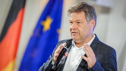Robert Habeck (Bündnis 90/Die Grünen), Bundesminister für Wirtschaft und Klimaschutz, nimmt in seinem Ministerium an der Auftaktveranstaltung zur Übergabe von Zuwendungsbescheiden für Projekte der IPCEI Hy2Infra Welle teil.  