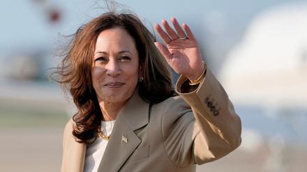 US-Vizepräsidentin Kamala Harris winkt bei der Ankunft auf der Joint Base Andrews in Maryland.