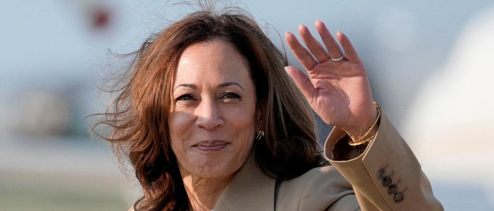 US-Vizepräsidentin Kamala Harris winkt bei der Ankunft auf der Joint Base Andrews in Maryland.