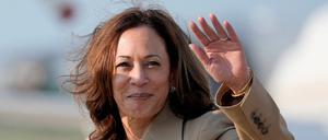 US-Vizepräsidentin Kamala Harris winkt bei der Ankunft auf der Joint Base Andrews in Maryland.