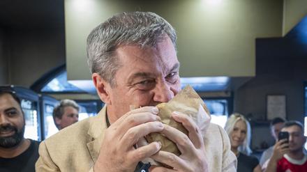 Döner macht schöner. Markus Söder bei der großen Speisung in München. 