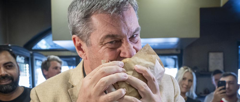 Döner macht schöner. Markus Söder bei der großen Speisung in München. 