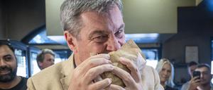 Döner macht schöner. Markus Söder bei der großen Speisung in München.