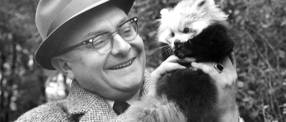 Tierpark-Direktor Heinrich Dathe in einer Szene der Dokumentation „Berlin - Kalter Krieg der Zoos“.