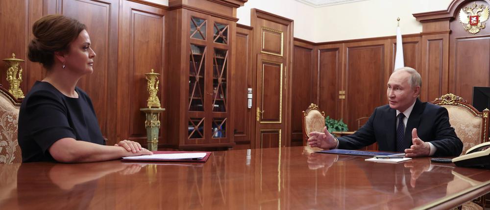 Der russische Präsident Putin und Anna Ziwiljowa bei einem Treffen im Kreml in Moskau.