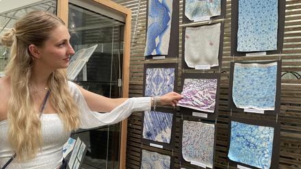 Designerin Celina Hertzsprung stellt im Botanischen Garten in Potsdam aus.