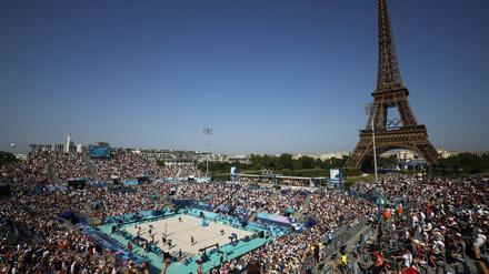 Schöner geht’s nicht. Beachvolleyball vor dem Eiffelturm.