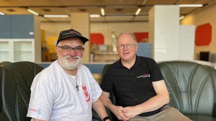Christian Schultze und Frank Zwiener (vlnr) vom Trägerverein des Sozialprojekts Reinickendorf Ost (SOPRORO) auf einem Sofa im Warenhaus.