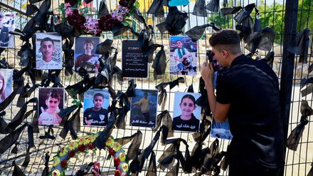 Ein trauernde Mann in Majdal Shams, dem drusischen Dorf, in dem am 29. Juli zwölf Kinder durch Raketenbeschuss aus dem Libanon ums Leben kamen.