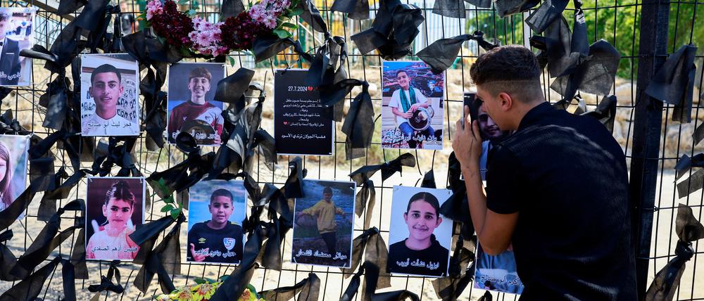 Ein trauernde Mann in Majdal Shams, dem drusischen Dorf, in dem am 29. Juli zwölf Kinder durch Raketenbeschuss aus dem Libanon ums Leben kamen.