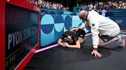Nina Mittelham ist nach ihrer Niederlage untröstlich. Bei ihr ist Teamarzt Antonius Kass.