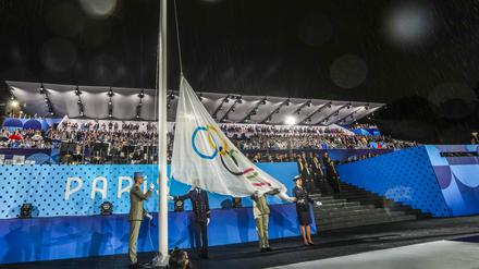 Bei der Eröffnungsfeier in Paris wurde die olympische Flagge gehisst – die olympischen Ringe hingen jedoch falsch herum.