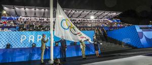 Bei der Eröffnungsfeier in Paris wurde die olympische Flagge gehisst – die olympischen Ringe hingen jedoch falsch herum.