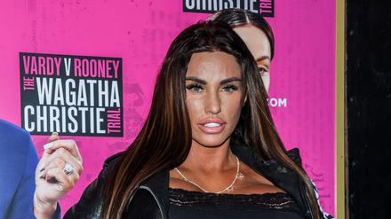 Katie Price besucht den Gala-Abend „Vardy vs. Rooney: The Wagatha Christie Trial“ im Ambassador’s Theatre. 