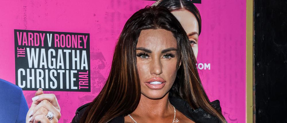 Katie Price besucht den Gala-Abend „Vardy vs. Rooney: The Wagatha Christie Trial“ im Ambassador’s Theatre.