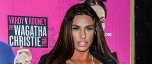 Katie Price besucht den Gala-Abend „Vardy vs. Rooney: The Wagatha Christie Trial“ im Ambassador’s Theatre.