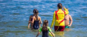 Eine Rettungsschwimmerin ist mit Kindern im Wasser. (Symbolbild)