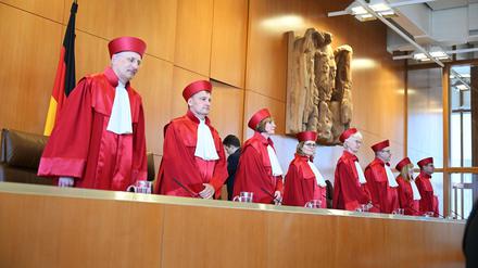 Die Richter des Zweiten Senats des Bundesverfassungsgerichts,(l-r), Holger Wöckel, Thomas Offenloch, Christine Langenfeld, Astrid Wallrabenstein, Doris König (Vorsitzende), Ulrich Maidowski, Rhona Fetzer und Peter Frank, verkünden ein Urteil.