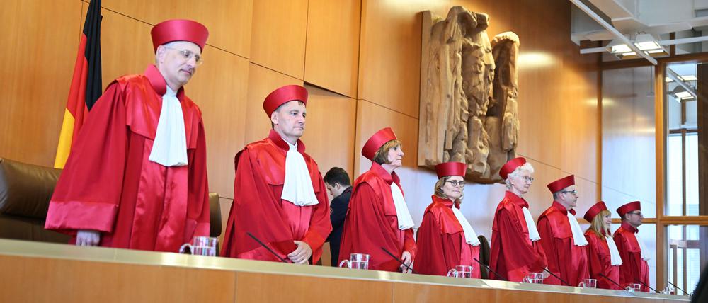 Die Richter des Zweiten Senats des Bundesverfassungsgerichts,(l-r), Holger Wöckel, Thomas Offenloch, Christine Langenfeld, Astrid Wallrabenstein, Doris König (Vorsitzende), Ulrich Maidowski, Rhona Fetzer und Peter Frank, verkünden ein Urteil.