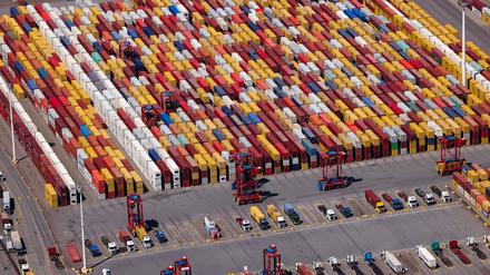 Container werden auf dem Container Terminal von Eurogate im Hafen von Hamburg umgeschlagen. 