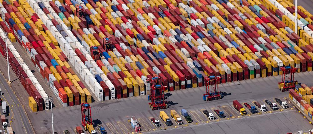 Container werden auf dem Container Terminal von Eurogate im Hafen von Hamburg umgeschlagen.