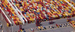 Container werden auf dem Container Terminal von Eurogate im Hafen von Hamburg umgeschlagen. 