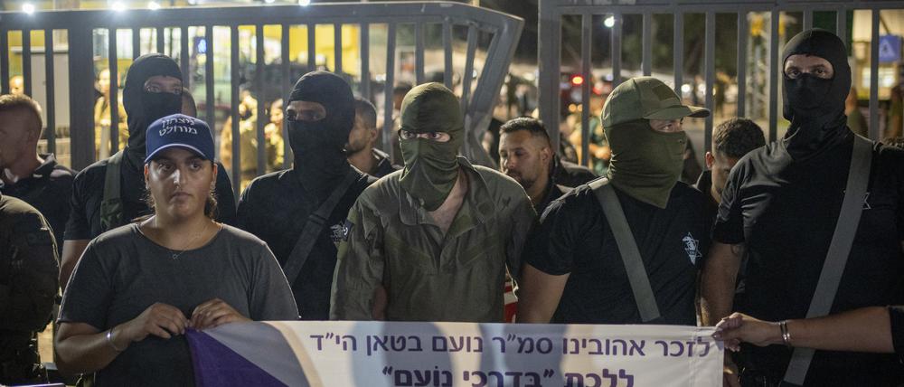 Rechtsgerichtete israelische Aktivisten versammeln sich vor dem Armeestützpunkt Bayt Lid.