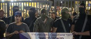 Rechtsgerichtete israelische Aktivisten versammeln sich vor dem Armeestützpunkt Bayt Lid. 