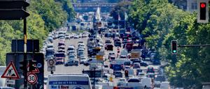 ARCHIV - 31.05.2021, Berlin: Autos, LKW und Lieferfahrzeuge fahren auf dem Kaiserdamm in der Hauptstadt stadteinwärts. Trotz besserer Luftqualität sind im Jahr 2020 rund 240 000 Menschen in der EU durch die Belastung der Luft in ihrer Umgebung mit Feinstaub vorzeitig gestorben. Diese Schätzzahl veröffentlichte die EU-Umweltagentur EEA am Donnerstag. (zu dpa: «Ökonomin von TU Berlin gewinnt Deutschen Studienpreis») Foto: Michael Kappeler/dpa +++ dpa-Bildfunk +++