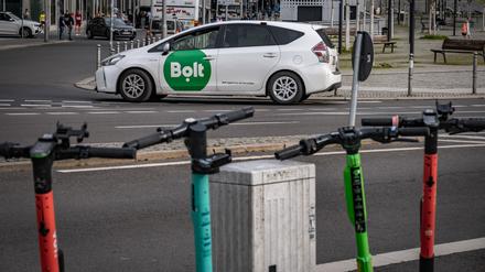Berlin Mitte, Verkehr, Straßenverkehr, Mietwagen der Firma BOLT / UBER - 07.04.2024 Berlin 